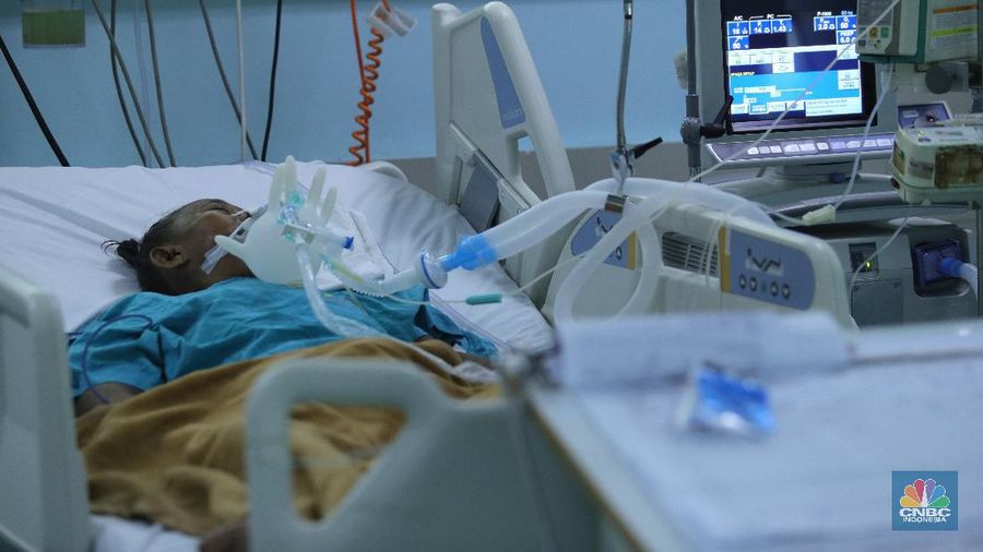 Petugas kesehatan memeriksa pasien Covid-19 diruangan Instalasi Gawat Darurat (IGD) di RSUD Koja, Jakarta, Senin (30/8/2021). Jumlah pasien Covid-19 yang dirawat di RSUD Koja terus menurun dengan peningkatan pasien sembuh.  
Diruangan IGD hanya ada tiga pasien Covid-19 yang sedang ditangani lebih lanjut.  
Di ruangan bayi terisi dua bayi berada didalam inkubator dengan penanganan khusus dari para nakes.
Berdasarkan data Kementerian Kesehatan (Kemenkes) kasus konfirmasi positif Covid-19 di tanah air hari ini bertambah 5.436 kasus, menurun dibandingkan dengan sehari sebelumnya 7.427 kasus. 
Dengan pertambahan ini maka total kasus konfirmasi positif Covid-19 di Indonesia mencapai 4,079 juta.
Sementara, jumlah pasien sembuh bertambah 19.398 orang pada hari ini, sehingga total kasus sembuh menjadi 3.743.716. (CNBC Indonesia/ Tri Susilo)