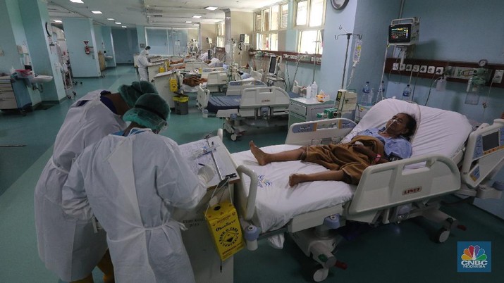 Pasien Covid-19 di RSUD Koja Petugas kesehatan memeriksa pasien Covid-19 diruangan Instalasi Gawat Darurat (IGD) di RSUD Koja, Jakarta, Senin (30/8/2021). Jumlah pasien Covid-19 yang dirawat di RSUD Koja terus menurun dengan peningkatan pasien sembuh.
Diruangan IGD hanya ada tiga pasien Covid-19 yang sedang ditangani lebih lanjut.
Di ruangan bayi terisi dua bayi berada didalam inkubator dengan penanganan khusus dari para nakes.
Berdasarkan data Kementerian Kesehatan (Kemenkes) kasus konfirmasi positif Covid-19 di tanah air hari ini bertambah 5.436 kasus, menurun dibandingkan dengan sehari sebelumnya 7.427 kasus.
Dengan pertambahan ini maka total kasus konfirmasi positif Covid-19 di Indonesia mencapai 4,079 juta.
Sementara, jumlah pasien sembuh bertambah 19.398 orang pada hari ini, sehingga total kasus sembuh menjadi 3.743.716. (CNBC Indonesia/ Tri Susilo)