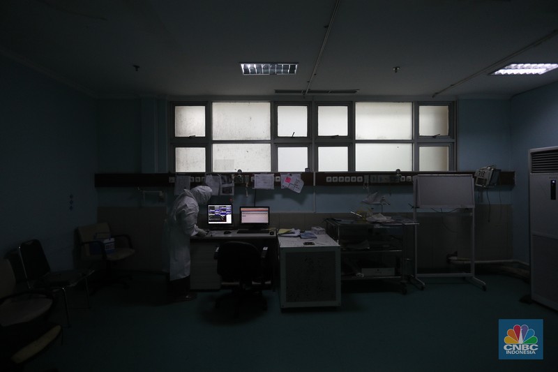 Pasien Covid-19 di RSUD Koja Petugas kesehatan memeriksa pasien Covid-19 diruangan Instalasi Gawat Darurat (IGD) di RSUD Koja, Jakarta, Senin (30/8/2021). Jumlah pasien Covid-19 yang dirawat di RSUD Koja terus menurun dengan peningkatan pasien sembuh.
Diruangan IGD hanya ada tiga pasien Covid-19 yang sedang ditangani lebih lanjut.
Di ruangan bayi terisi dua bayi berada didalam inkubator dengan penanganan khusus dari para nakes.
Berdasarkan data Kementerian Kesehatan (Kemenkes) kasus konfirmasi positif Covid-19 di tanah air hari ini bertambah 5.436 kasus, menurun dibandingkan dengan sehari sebelumnya 7.427 kasus.
Dengan pertambahan ini maka total kasus konfirmasi positif Covid-19 di Indonesia mencapai 4,079 juta.
Sementara, jumlah pasien sembuh bertambah 19.398 orang pada hari ini, sehingga total kasus sembuh menjadi 3.743.716. (CNBC Indonesia/ Tri Susilo)