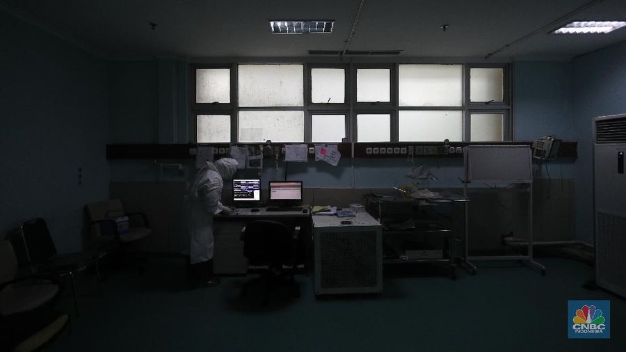 Petugas kesehatan memeriksa pasien Covid-19 diruangan Instalasi Gawat Darurat (IGD) di RSUD Koja, Jakarta, Senin (30/8/2021). Jumlah pasien Covid-19 yang dirawat di RSUD Koja terus menurun dengan peningkatan pasien sembuh.  
Diruangan IGD hanya ada tiga pasien Covid-19 yang sedang ditangani lebih lanjut.  
Di ruangan bayi terisi dua bayi berada didalam inkubator dengan penanganan khusus dari para nakes.
Berdasarkan data Kementerian Kesehatan (Kemenkes) kasus konfirmasi positif Covid-19 di tanah air hari ini bertambah 5.436 kasus, menurun dibandingkan dengan sehari sebelumnya 7.427 kasus. 
Dengan pertambahan ini maka total kasus konfirmasi positif Covid-19 di Indonesia mencapai 4,079 juta.
Sementara, jumlah pasien sembuh bertambah 19.398 orang pada hari ini, sehingga total kasus sembuh menjadi 3.743.716. (CNBC Indonesia/ Tri Susilo)