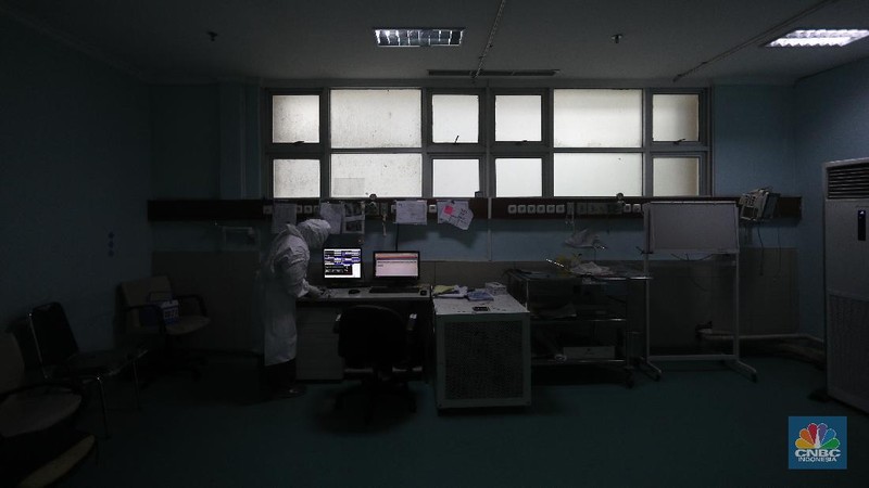 Petugas kesehatan memeriksa pasien Covid-19 diruangan Instalasi Gawat Darurat (IGD) di RSUD Koja, Jakarta, Senin (30/8/2021). Jumlah pasien Covid-19 yang dirawat di RSUD Koja terus menurun dengan peningkatan pasien sembuh.  
Diruangan IGD hanya ada tiga pasien Covid-19 yang sedang ditangani lebih lanjut.  
Di ruangan bayi terisi dua bayi berada didalam inkubator dengan penanganan khusus dari para nakes.
Berdasarkan data Kementerian Kesehatan (Kemenkes) kasus konfirmasi positif Covid-19 di tanah air hari ini bertambah 5.436 kasus, menurun dibandingkan dengan sehari sebelumnya 7.427 kasus. 
Dengan pertambahan ini maka total kasus konfirmasi positif Covid-19 di Indonesia mencapai 4,079 juta.
Sementara, jumlah pasien sembuh bertambah 19.398 orang pada hari ini, sehingga total kasus sembuh menjadi 3.743.716. (CNBC Indonesia/ Tri Susilo)