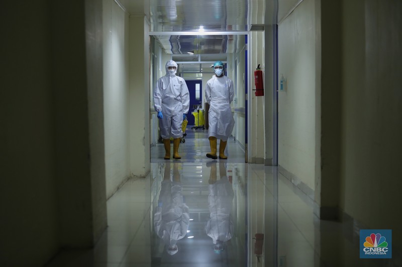 Petugas kesehatan memeriksa pasien Covid-19 diruangan Instalasi Gawat Darurat (IGD) di RSUD Koja, Jakarta, Senin (30/8/2021). Jumlah pasien Covid-19 yang dirawat di RSUD Koja terus menurun dengan peningkatan pasien sembuh.  
Diruangan IGD hanya ada tiga pasien Covid-19 yang sedang ditangani lebih lanjut.  
Di ruangan bayi terisi dua bayi berada didalam inkubator dengan penanganan khusus dari para nakes.
Berdasarkan data Kementerian Kesehatan (Kemenkes) kasus konfirmasi positif Covid-19 di tanah air hari ini bertambah 5.436 kasus, menurun dibandingkan dengan sehari sebelumnya 7.427 kasus. 
Dengan pertambahan ini maka total kasus konfirmasi positif Covid-19 di Indonesia mencapai 4,079 juta.
Sementara, jumlah pasien sembuh bertambah 19.398 orang pada hari ini, sehingga total kasus sembuh menjadi 3.743.716. (CNBC Indonesia/ Tri Susilo)