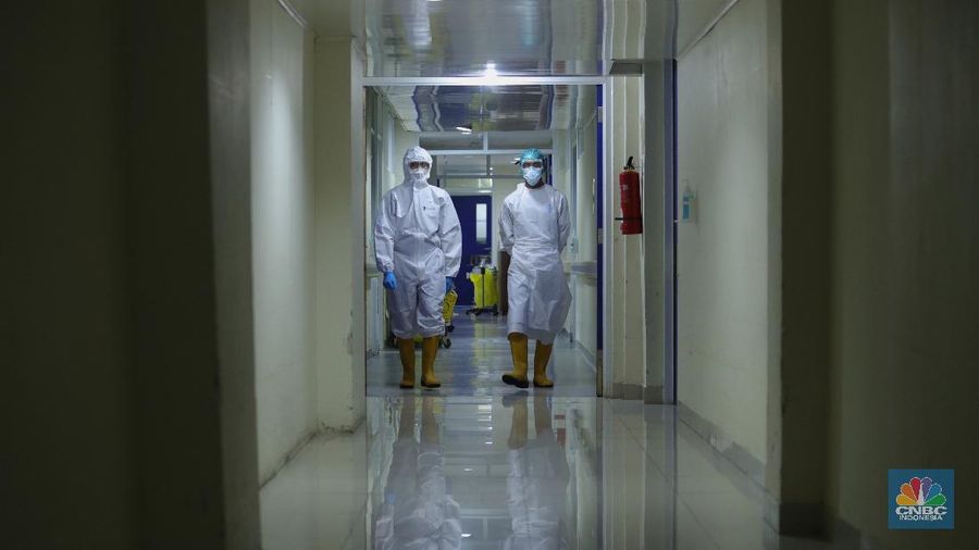 Petugas kesehatan memeriksa pasien Covid-19 diruangan Instalasi Gawat Darurat (IGD) di RSUD Koja, Jakarta, Senin (30/8/2021). Jumlah pasien Covid-19 yang dirawat di RSUD Koja terus menurun dengan peningkatan pasien sembuh.  
Diruangan IGD hanya ada tiga pasien Covid-19 yang sedang ditangani lebih lanjut.  
Di ruangan bayi terisi dua bayi berada didalam inkubator dengan penanganan khusus dari para nakes.
Berdasarkan data Kementerian Kesehatan (Kemenkes) kasus konfirmasi positif Covid-19 di tanah air hari ini bertambah 5.436 kasus, menurun dibandingkan dengan sehari sebelumnya 7.427 kasus. 
Dengan pertambahan ini maka total kasus konfirmasi positif Covid-19 di Indonesia mencapai 4,079 juta.
Sementara, jumlah pasien sembuh bertambah 19.398 orang pada hari ini, sehingga total kasus sembuh menjadi 3.743.716. (CNBC Indonesia/ Tri Susilo)