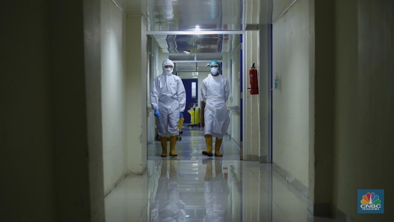 Petugas kesehatan memeriksa pasien Covid-19 diruangan Instalasi Gawat Darurat (IGD) di RSUD Koja, Jakarta, Senin (30/8/2021). Jumlah pasien Covid-19 yang dirawat di RSUD Koja terus menurun dengan peningkatan pasien sembuh.  
Diruangan IGD hanya ada tiga pasien Covid-19 yang sedang ditangani lebih lanjut.  
Di ruangan bayi terisi dua bayi berada didalam inkubator dengan penanganan khusus dari para nakes.
Berdasarkan data Kementerian Kesehatan (Kemenkes) kasus konfirmasi positif Covid-19 di tanah air hari ini bertambah 5.436 kasus, menurun dibandingkan dengan sehari sebelumnya 7.427 kasus. 
Dengan pertambahan ini maka total kasus konfirmasi positif Covid-19 di Indonesia mencapai 4,079 juta.
Sementara, jumlah pasien sembuh bertambah 19.398 orang pada hari ini, sehingga total kasus sembuh menjadi 3.743.716. (CNBC Indonesia/ Tri Susilo)