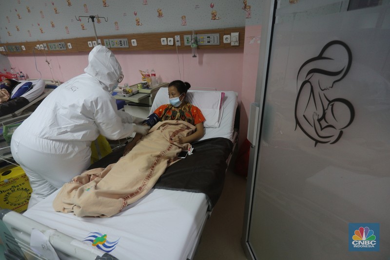 Pasien Covid-19 di RSUD Koja Petugas kesehatan memeriksa pasien Covid-19 diruangan Instalasi Gawat Darurat (IGD) di RSUD Koja, Jakarta, Senin (30/8/2021). Jumlah pasien Covid-19 yang dirawat di RSUD Koja terus menurun dengan peningkatan pasien sembuh.
Diruangan IGD hanya ada tiga pasien Covid-19 yang sedang ditangani lebih lanjut.
Di ruangan bayi terisi dua bayi berada didalam inkubator dengan penanganan khusus dari para nakes.
Berdasarkan data Kementerian Kesehatan (Kemenkes) kasus konfirmasi positif Covid-19 di tanah air hari ini bertambah 5.436 kasus, menurun dibandingkan dengan sehari sebelumnya 7.427 kasus.
Dengan pertambahan ini maka total kasus konfirmasi positif Covid-19 di Indonesia mencapai 4,079 juta.
Sementara, jumlah pasien sembuh bertambah 19.398 orang pada hari ini, sehingga total kasus sembuh menjadi 3.743.716. (CNBC Indonesia/ Tri Susilo)