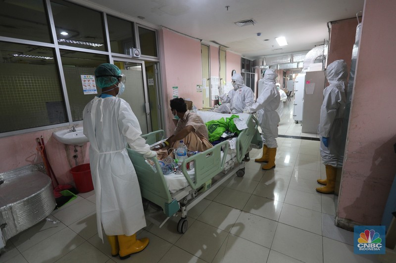 Petugas kesehatan memeriksa pasien Covid-19 diruangan Instalasi Gawat Darurat (IGD) di RSUD Koja, Jakarta, Senin (30/8/2021). Jumlah pasien Covid-19 yang dirawat di RSUD Koja terus menurun dengan peningkatan pasien sembuh.  
Diruangan IGD hanya ada tiga pasien Covid-19 yang sedang ditangani lebih lanjut.  
Di ruangan bayi terisi dua bayi berada didalam inkubator dengan penanganan khusus dari para nakes.
Berdasarkan data Kementerian Kesehatan (Kemenkes) kasus konfirmasi positif Covid-19 di tanah air hari ini bertambah 5.436 kasus, menurun dibandingkan dengan sehari sebelumnya 7.427 kasus. 
Dengan pertambahan ini maka total kasus konfirmasi positif Covid-19 di Indonesia mencapai 4,079 juta.
Sementara, jumlah pasien sembuh bertambah 19.398 orang pada hari ini, sehingga total kasus sembuh menjadi 3.743.716. (CNBC Indonesia/ Tri Susilo)