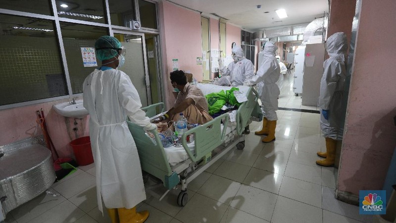 Petugas kesehatan memeriksa pasien Covid-19 diruangan Instalasi Gawat Darurat (IGD) di RSUD Koja, Jakarta, Senin (30/8/2021). Jumlah pasien Covid-19 yang dirawat di RSUD Koja terus menurun dengan peningkatan pasien sembuh.  
Diruangan IGD hanya ada tiga pasien Covid-19 yang sedang ditangani lebih lanjut.  
Di ruangan bayi terisi dua bayi berada didalam inkubator dengan penanganan khusus dari para nakes.
Berdasarkan data Kementerian Kesehatan (Kemenkes) kasus konfirmasi positif Covid-19 di tanah air hari ini bertambah 5.436 kasus, menurun dibandingkan dengan sehari sebelumnya 7.427 kasus. 
Dengan pertambahan ini maka total kasus konfirmasi positif Covid-19 di Indonesia mencapai 4,079 juta.
Sementara, jumlah pasien sembuh bertambah 19.398 orang pada hari ini, sehingga total kasus sembuh menjadi 3.743.716. (CNBC Indonesia/ Tri Susilo)