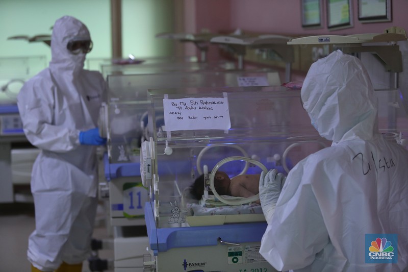 Pasien Covid-19 di RSUD Koja Petugas kesehatan memeriksa pasien Covid-19 diruangan Instalasi Gawat Darurat (IGD) di RSUD Koja, Jakarta, Senin (30/8/2021). Jumlah pasien Covid-19 yang dirawat di RSUD Koja terus menurun dengan peningkatan pasien sembuh.
Diruangan IGD hanya ada tiga pasien Covid-19 yang sedang ditangani lebih lanjut.
Di ruangan bayi terisi dua bayi berada didalam inkubator dengan penanganan khusus dari para nakes.
Berdasarkan data Kementerian Kesehatan (Kemenkes) kasus konfirmasi positif Covid-19 di tanah air hari ini bertambah 5.436 kasus, menurun dibandingkan dengan sehari sebelumnya 7.427 kasus.
Dengan pertambahan ini maka total kasus konfirmasi positif Covid-19 di Indonesia mencapai 4,079 juta.
Sementara, jumlah pasien sembuh bertambah 19.398 orang pada hari ini, sehingga total kasus sembuh menjadi 3.743.716. (CNBC Indonesia/ Tri Susilo)