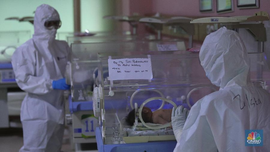 Petugas kesehatan memeriksa pasien Covid-19 diruangan Instalasi Gawat Darurat (IGD) di RSUD Koja, Jakarta, Senin (30/8/2021). Jumlah pasien Covid-19 yang dirawat di RSUD Koja terus menurun dengan peningkatan pasien sembuh.
Diruangan IGD hanya ada tiga pasien Covid-19 yang sedang ditangani lebih lanjut.
Di ruangan bayi terisi dua bayi berada didalam inkubator dengan penanganan khusus dari para nakes.
Berdasarkan data Kementerian Kesehatan (Kemenkes) kasus konfirmasi positif Covid-19 di tanah air hari ini bertambah 5.436 kasus, menurun dibandingkan dengan sehari sebelumnya 7.427 kasus.
Dengan pertambahan ini maka total kasus konfirmasi positif Covid-19 di Indonesia mencapai 4,079 juta.
Sementara, jumlah pasien sembuh bertambah 19.398 orang pada hari ini, sehingga total kasus sembuh menjadi 3.743.716. (CNBC Indonesia/ Tri Susilo)