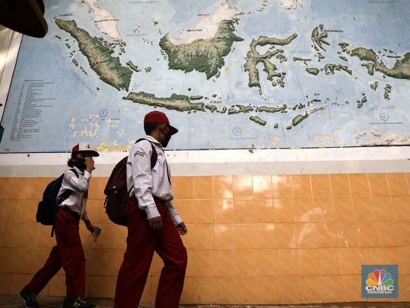 Suasana belajar mengajar pembelajaran tatap muka di sekolah SDN 14 Pagi Pondok labu, Jakarta, Senin (30/8). Sekolah tatap muka resmi dilaksanakan kembali untuk 610 sekolah di DKI Jakarta. Daftar sekolah mencakup jenjang TK/PAUD-SMA dan lembaga pendidikan setingkat lain, termasuk informal. Tentunya PTM terbatas tahap I dilakukan dengan penerapan protokol kesehatan ketat. Staff guru pengajar Sekolah SDN 14 pagi pondok labu mengatakan, 