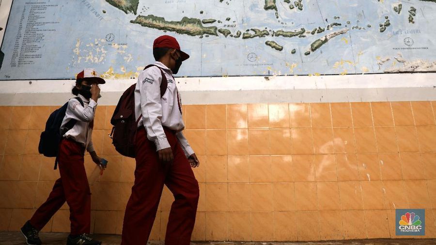 Suasana belajar mengajar pembelajaran tatap muka di sekolah SDN 14 Pagi Pondok labu, Jakarta, Senin (30/8). Sekolah tatap muka resmi dilaksanakan kembali untuk 610 sekolah di DKI Jakarta. Daftar sekolah mencakup jenjang TK/PAUD-SMA dan lembaga pendidikan setingkat lain, termasuk informal. Tentunya PTM terbatas tahap I dilakukan dengan penerapan protokol kesehatan ketat. Staff guru pengajar Sekolah SDN 14 pagi pondok labu mengatakan, 