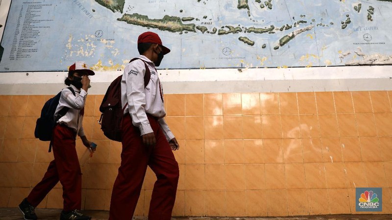 Suasana belajar mengajar pembelajaran tatap muka di sekolah SDN 14 Pagi Pondok labu, Jakarta, Senin (30/8). Sekolah tatap muka resmi dilaksanakan kembali untuk 610 sekolah di DKI Jakarta. Daftar sekolah mencakup jenjang TK/PAUD-SMA dan lembaga pendidikan setingkat lain, termasuk informal. Tentunya PTM terbatas tahap I dilakukan dengan penerapan protokol kesehatan ketat. Staff guru pengajar Sekolah SDN 14 pagi pondok labu mengatakan, 