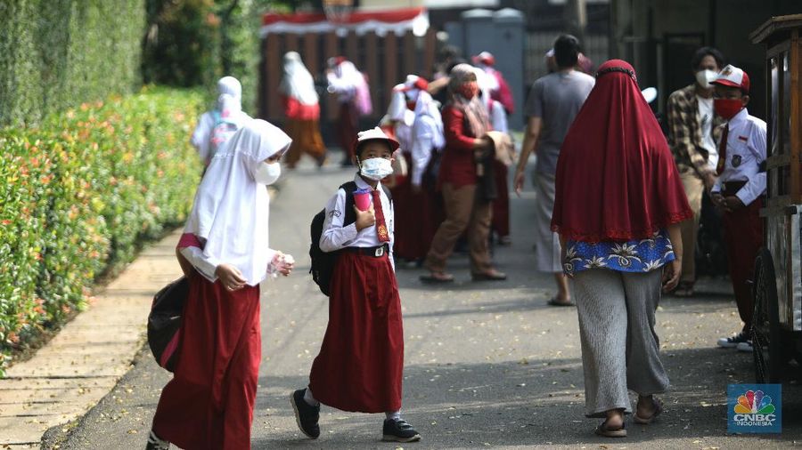 Suasana belajar mengajar pembelajaran tatap muka di sekolah SDN 14 Pagi Pondok labu, Jakarta, Senin (30/8). Sekolah tatap muka resmi dilaksanakan kembali untuk 610 sekolah di DKI Jakarta. Daftar sekolah mencakup jenjang TK/PAUD-SMA dan lembaga pendidikan setingkat lain, termasuk informal. Tentunya PTM terbatas tahap I dilakukan dengan penerapan protokol kesehatan ketat. Staff guru pengajar Sekolah SDN 14 pagi pondok labu mengatakan,