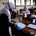 Suasana belajar mengajar pembelajaran tatap muka di sekolah SDN 14 Pagi Pondok labu, Jakarta, Senin (30/8). Sekolah tatap muka resmi dilaksanakan kembali untuk 610 sekolah di DKI Jakarta. Daftar sekolah mencakup jenjang TK/PAUD-SMA dan lembaga pendid