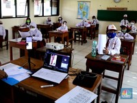 Suasana belajar mengajar pembelajaran tatap muka di sekolah SDN 14 Pagi Pondok labu, Jakarta, Senin (30/8). Sekolah tatap muka resmi dilaksanakan kembali untuk 610 sekolah di DKI Jakarta. Daftar sekolah mencakup jenjang TK/PAUD-SMA dan lembaga pendid
