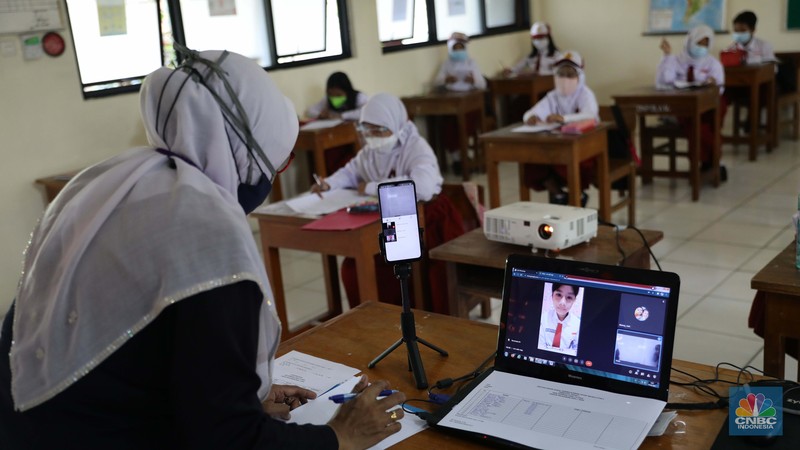 Suasana belajar mengajar pembelajaran tatap muka di sekolah SDN 14 Pagi Pondok labu, Jakarta, Senin (30/8). Sekolah tatap muka resmi dilaksanakan kembali untuk 610 sekolah di DKI Jakarta. Daftar sekolah mencakup jenjang TK/PAUD-SMA dan lembaga pendidikan setingkat lain, termasuk informal. Tentunya PTM terbatas tahap I dilakukan dengan penerapan protokol kesehatan ketat. Staff guru pengajar Sekolah SDN 14 pagi pondok labu mengatakan, 