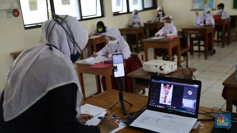 Suasana belajar mengajar pembelajaran tatap muka di sekolah SDN 14 Pagi Pondok labu, Jakarta, Senin (30/8). Sekolah tatap muka resmi dilaksanakan kembali untuk 610 sekolah di DKI Jakarta. Daftar sekolah mencakup jenjang TK/PAUD-SMA dan lembaga pendidikan setingkat lain, termasuk informal. Tentunya PTM terbatas tahap I dilakukan dengan penerapan protokol kesehatan ketat. Staff guru pengajar Sekolah SDN 14 pagi pondok labu mengatakan, 