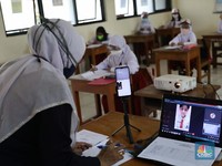 Suasana belajar mengajar di sekolah SDN 14 Pagi Pondok Labu, Jakarta, Senin (30/8). (CNBC Indonesia/ Muhammad Sabki)
