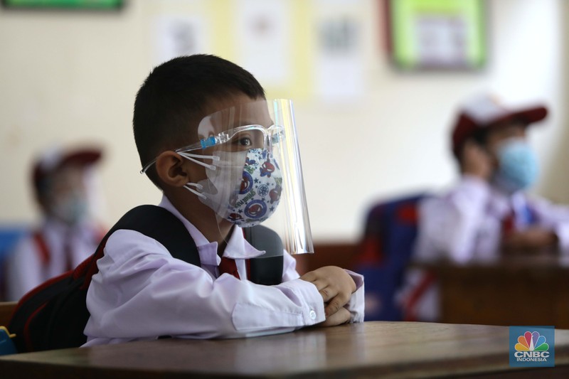 Suasana belajar mengajar pembelajaran tatap muka di sekolah SDN 14 Pagi Pondok labu, Jakarta, Senin (30/8). Sekolah tatap muka resmi dilaksanakan kembali untuk 610 sekolah di DKI Jakarta. Daftar sekolah mencakup jenjang TK/PAUD-SMA dan lembaga pendidikan setingkat lain, termasuk informal. Tentunya PTM terbatas tahap I dilakukan dengan penerapan protokol kesehatan ketat. Staff guru pengajar Sekolah SDN 14 pagi pondok labu mengatakan, 