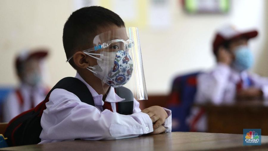 Suasana belajar mengajar pembelajaran tatap muka di sekolah SDN 14 Pagi Pondok labu, Jakarta, Senin (30/8). Sekolah tatap muka resmi dilaksanakan kembali untuk 610 sekolah di DKI Jakarta. Daftar sekolah mencakup jenjang TK/PAUD-SMA dan lembaga pendidikan setingkat lain, termasuk informal. Tentunya PTM terbatas tahap I dilakukan dengan penerapan protokol kesehatan ketat. Staff guru pengajar Sekolah SDN 14 pagi pondok labu mengatakan,