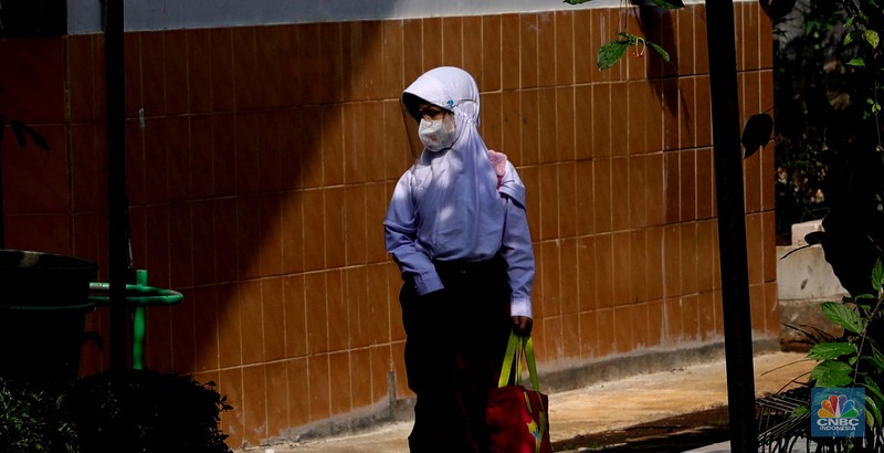 Suasana belajar mengajar pembelajaran tatap muka di sekolah SDN 14 Pagi Pondok labu, Jakarta, Senin (30/8). Sekolah tatap muka resmi dilaksanakan kembali untuk 610 sekolah di DKI Jakarta. Daftar sekolah mencakup jenjang TK/PAUD-SMA dan lembaga pendidikan setingkat lain, termasuk informal. Tentunya PTM terbatas tahap I dilakukan dengan penerapan protokol kesehatan ketat. Staff guru pengajar Sekolah SDN 14 pagi pondok labu mengatakan, 