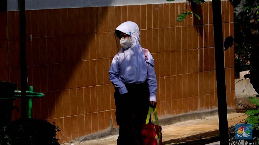Suasana belajar mengajar pembelajaran tatap muka di sekolah SDN 14 Pagi Pondok labu, Jakarta, Senin (30/8). Sekolah tatap muka resmi dilaksanakan kembali untuk 610 sekolah di DKI Jakarta. Daftar sekolah mencakup jenjang TK/PAUD-SMA dan lembaga pendidikan setingkat lain, termasuk informal. Tentunya PTM terbatas tahap I dilakukan dengan penerapan protokol kesehatan ketat. Staff guru pengajar Sekolah SDN 14 pagi pondok labu mengatakan,