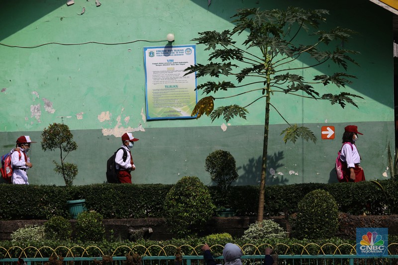 Suasana belajar mengajar pembelajaran tatap muka di sekolah SDN 14 Pagi Pondok labu, Jakarta, Senin (30/8). Sekolah tatap muka resmi dilaksanakan kembali untuk 610 sekolah di DKI Jakarta. Daftar sekolah mencakup jenjang TK/PAUD-SMA dan lembaga pendidikan setingkat lain, termasuk informal. Tentunya PTM terbatas tahap I dilakukan dengan penerapan protokol kesehatan ketat. Staff guru pengajar Sekolah SDN 14 pagi pondok labu mengatakan, 