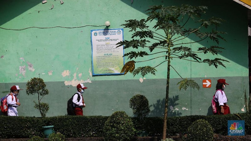 Suasana belajar mengajar pembelajaran tatap muka di sekolah SDN 14 Pagi Pondok labu, Jakarta, Senin (30/8). Sekolah tatap muka resmi dilaksanakan kembali untuk 610 sekolah di DKI Jakarta. Daftar sekolah mencakup jenjang TK/PAUD-SMA dan lembaga pendidikan setingkat lain, termasuk informal. Tentunya PTM terbatas tahap I dilakukan dengan penerapan protokol kesehatan ketat. Staff guru pengajar Sekolah SDN 14 pagi pondok labu mengatakan, 