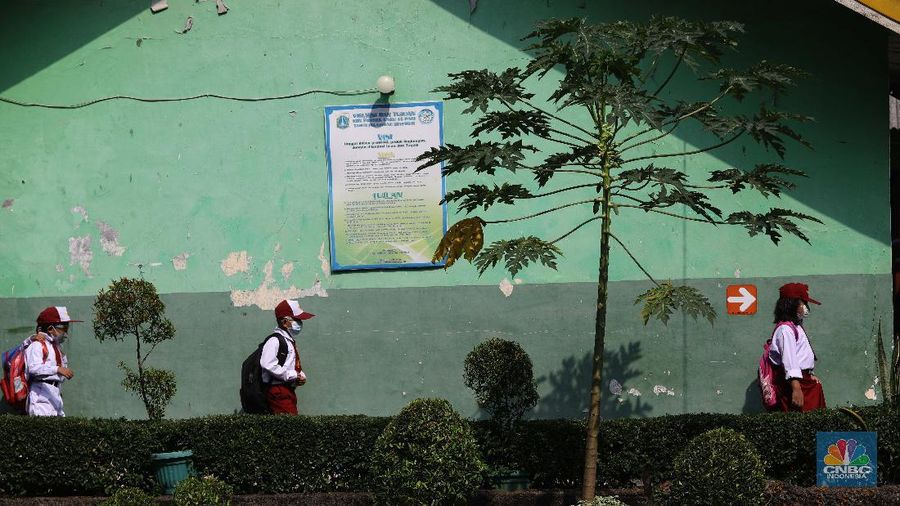Suasana belajar mengajar pembelajaran tatap muka di sekolah SDN 14 Pagi Pondok labu, Jakarta, Senin (30/8). Sekolah tatap muka resmi dilaksanakan kembali untuk 610 sekolah di DKI Jakarta. Daftar sekolah mencakup jenjang TK/PAUD-SMA dan lembaga pendidikan setingkat lain, termasuk informal. Tentunya PTM terbatas tahap I dilakukan dengan penerapan protokol kesehatan ketat. Staff guru pengajar Sekolah SDN 14 pagi pondok labu mengatakan,