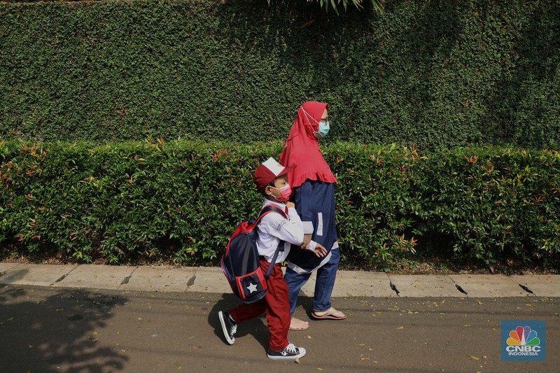 Suasana belajar mengajar pembelajaran tatap muka di sekolah SDN 14 Pagi Pondok labu, Jakarta, Senin (30/8). Sekolah tatap muka resmi dilaksanakan kembali untuk 610 sekolah di DKI Jakarta. Daftar sekolah mencakup jenjang TK/PAUD-SMA dan lembaga pendidikan setingkat lain, termasuk informal. Tentunya PTM terbatas tahap I dilakukan dengan penerapan protokol kesehatan ketat. Staff guru pengajar Sekolah SDN 14 pagi pondok labu mengatakan, 