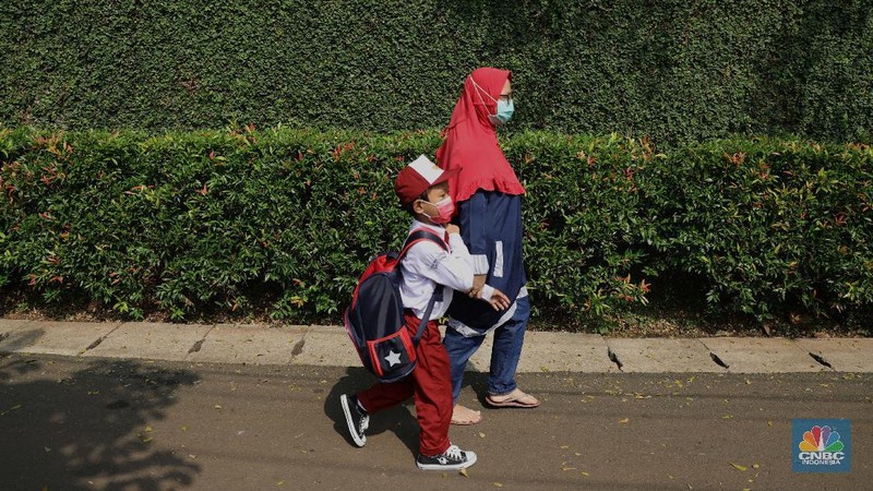 Suasana belajar mengajar pembelajaran tatap muka di sekolah SDN 14 Pagi Pondok labu, Jakarta, Senin (30/8). Sekolah tatap muka resmi dilaksanakan kembali untuk 610 sekolah di DKI Jakarta. Daftar sekolah mencakup jenjang TK/PAUD-SMA dan lembaga pendidikan setingkat lain, termasuk informal. Tentunya PTM terbatas tahap I dilakukan dengan penerapan protokol kesehatan ketat. Staff guru pengajar Sekolah SDN 14 pagi pondok labu mengatakan, 