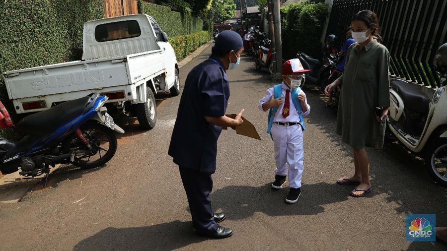Suasana belajar mengajar pembelajaran tatap muka di sekolah SDN 14 Pagi Pondok labu, Jakarta, Senin (30/8). Sekolah tatap muka resmi dilaksanakan kembali untuk 610 sekolah di DKI Jakarta. Daftar sekolah mencakup jenjang TK/PAUD-SMA dan lembaga pendidikan setingkat lain, termasuk informal. Tentunya PTM terbatas tahap I dilakukan dengan penerapan protokol kesehatan ketat. Staff guru pengajar Sekolah SDN 14 pagi pondok labu mengatakan, 