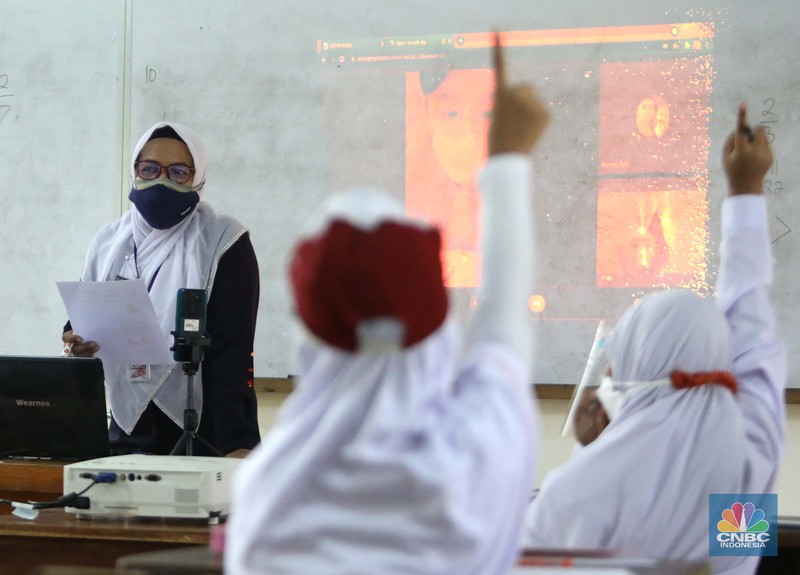 Suasana belajar mengajar pembelajaran tatap muka di sekolah SDN 14 Pagi Pondok labu, Jakarta, Senin (30/8). Sekolah tatap muka resmi dilaksanakan kembali untuk 610 sekolah di DKI Jakarta. Daftar sekolah mencakup jenjang TK/PAUD-SMA dan lembaga pendidikan setingkat lain, termasuk informal. Tentunya PTM terbatas tahap I dilakukan dengan penerapan protokol kesehatan ketat. Staff guru pengajar Sekolah SDN 14 pagi pondok labu mengatakan, 