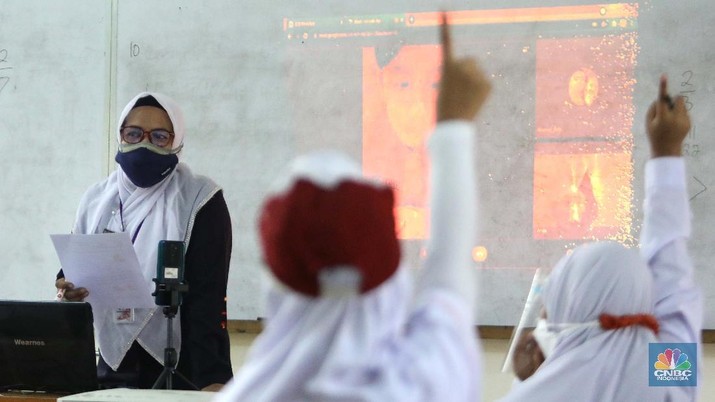 Suasana belajar mengajar pembelajaran tatap muka di sekolah SDN 14 Pagi Pondok labu, Jakarta, Senin (30/8). Sekolah tatap muka resmi dilaksanakan kembali untuk 610 sekolah di DKI Jakarta. Daftar sekolah mencakup jenjang TK/PAUD-SMA dan lembaga pendidikan setingkat lain, termasuk informal. Tentunya PTM terbatas tahap I dilakukan dengan penerapan protokol kesehatan ketat. Staff guru pengajar Sekolah SDN 14 pagi pondok labu mengatakan, 