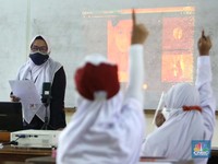 Guru SD di Madura Ketemu Harta Karun Miliaran di Halaman Sekolah