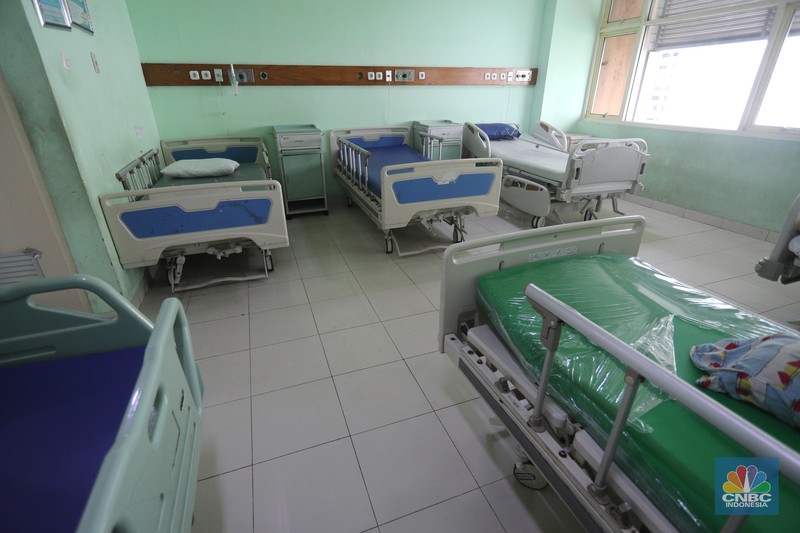 Suasana ruang pasien Covid-19 yang kosong disalah satu Rumah Sakit Umum Daerah (RSUD) di Jakarta, Senin (30/8/2021). Kasus Covid-19 di DKI Jakarta kini mulai terkendali dengan turunnya kasus baru, kasus aktif serta ketersediaan rumah sakit yang mulai menurun. Pantauan CNBC Indonesia dilokasi ruangan kosong terlihat dibeberapa lantai rumah sakit. 
Peti jenazah juga masih tersedia diruang lantai dasar rumah sakit. (CNBC Indonesia/ Tri Susilo)