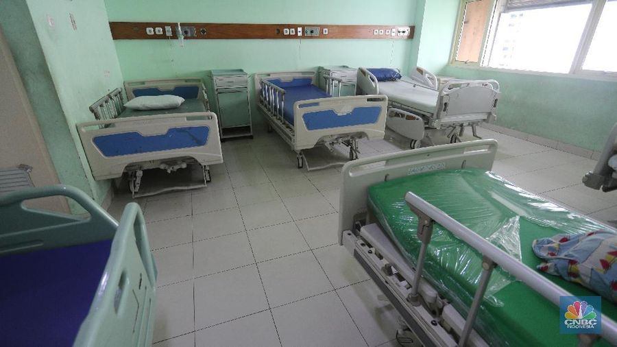Suasana ruang pasien Covid-19 yang kosong disalah satu Rumah Sakit Umum Daerah (RSUD) di Jakarta, Senin (30/8/2021). Kasus Covid-19 di DKI Jakarta kini mulai terkendali dengan turunnya kasus baru, kasus aktif serta ketersediaan rumah sakit yang mulai menurun. Pantauan CNBC Indonesia dilokasi ruangan kosong terlihat dibeberapa lantai rumah sakit. 
Peti jenazah juga masih tersedia diruang lantai dasar rumah sakit. (CNBC Indonesia/ Tri Susilo)
