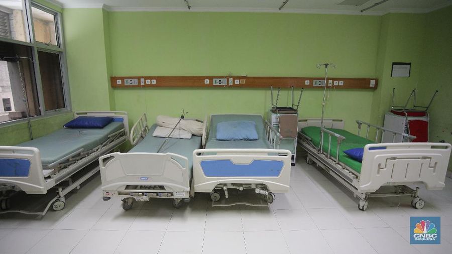 Suasana ruang pasien Covid-19 yang kosong disalah satu Rumah Sakit Umum Daerah (RSUD) di Jakarta, Senin (30/8/2021). Kasus Covid-19 di DKI Jakarta kini mulai terkendali dengan turunnya kasus baru, kasus aktif serta ketersediaan rumah sakit yang mulai menurun. Pantauan CNBC Indonesia dilokasi ruangan kosong terlihat dibeberapa lantai rumah sakit. 
Peti jenazah juga masih tersedia diruang lantai dasar rumah sakit. (CNBC Indonesia/ Tri Susilo)