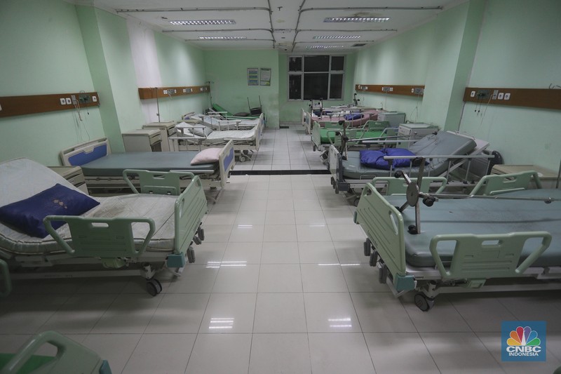 Suasana ruang pasien Covid-19 yang kosong disalah satu Rumah Sakit Umum Daerah (RSUD) di Jakarta, Senin (30/8/2021). Kasus Covid-19 di DKI Jakarta kini mulai terkendali dengan turunnya kasus baru, kasus aktif serta ketersediaan rumah sakit yang mulai menurun. Pantauan CNBC Indonesia dilokasi ruangan kosong terlihat dibeberapa lantai rumah sakit. 
Peti jenazah juga masih tersedia diruang lantai dasar rumah sakit. (CNBC Indonesia/ Tri Susilo)
