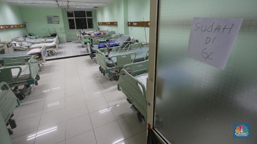 Suasana ruang pasien Covid-19 yang kosong disalah satu Rumah Sakit Umum Daerah (RSUD) di Jakarta, Senin (30/8/2021). Kasus Covid-19 di DKI Jakarta kini mulai terkendali dengan turunnya kasus baru, kasus aktif serta ketersediaan rumah sakit yang mulai menurun. Pantauan CNBC Indonesia dilokasi ruangan kosong terlihat dibeberapa lantai rumah sakit. 
Peti jenazah juga masih tersedia diruang lantai dasar rumah sakit. (CNBC Indonesia/ Tri Susilo)