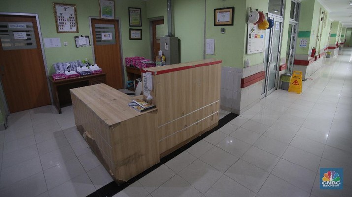 Suasana Ruang Perawatan Covid-19 di RSUD Koja Suasana ruang pasien Covid-19 yang kosong disalah satu Rumah Sakit Umum Daerah (RSUD) di Jakarta, Senin (30/8/2021). Kasus Covid-19 di DKI Jakarta kini mulai terkendali dengan turunnya kasus baru, kasus aktif serta ketersediaan rumah sakit yang mulai menurun. Pantauan CNBC Indonesia dilokasi ruangan kosong terlihat dibeberapa lantai rumah sakit.
Peti jenazah juga masih tersedia diruang lantai dasar rumah sakit. (CNBC Indonesia/ Tri Susilo)