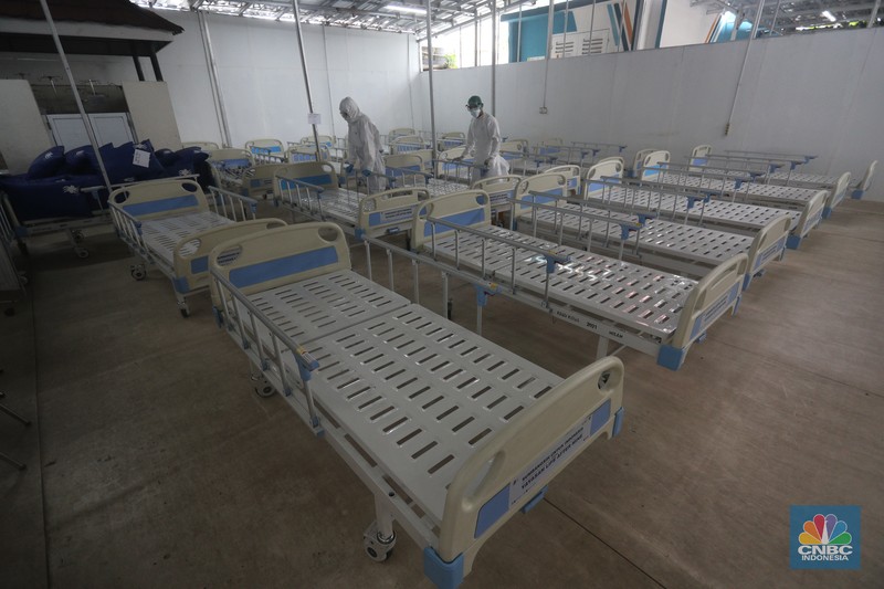 Suasana ruang pasien Covid-19 yang kosong disalah satu Rumah Sakit Umum Daerah (RSUD) di Jakarta, Senin (30/8/2021). Kasus Covid-19 di DKI Jakarta kini mulai terkendali dengan turunnya kasus baru, kasus aktif serta ketersediaan rumah sakit yang mulai menurun. Pantauan CNBC Indonesia dilokasi ruangan kosong terlihat dibeberapa lantai rumah sakit. 
Peti jenazah juga masih tersedia diruang lantai dasar rumah sakit. (CNBC Indonesia/ Tri Susilo)