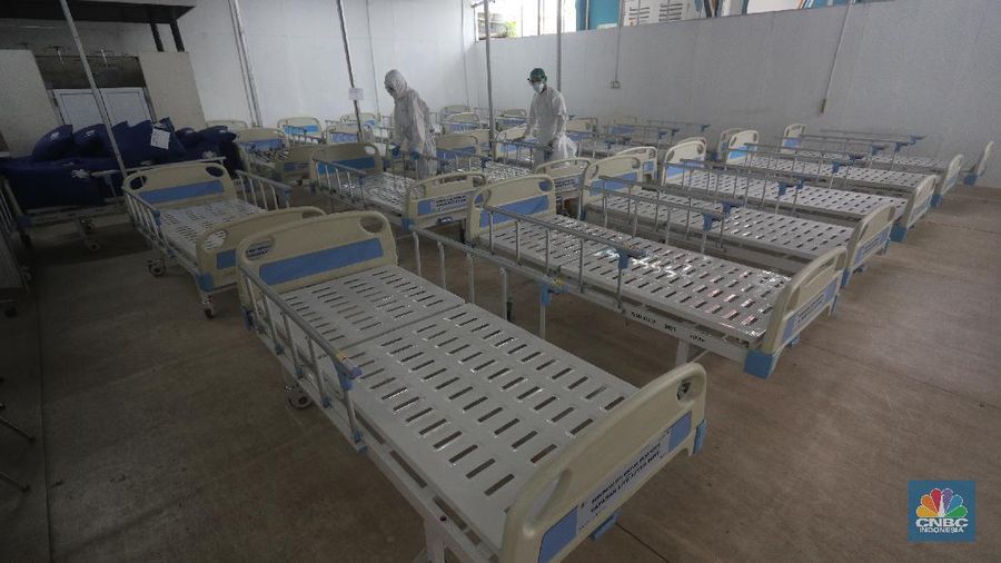 Suasana ruang pasien Covid-19 yang kosong disalah satu Rumah Sakit Umum Daerah (RSUD) di Jakarta, Senin (30/8/2021). Kasus Covid-19 di DKI Jakarta kini mulai terkendali dengan turunnya kasus baru, kasus aktif serta ketersediaan rumah sakit yang mulai menurun. Pantauan CNBC Indonesia dilokasi ruangan kosong terlihat dibeberapa lantai rumah sakit. 
Peti jenazah juga masih tersedia diruang lantai dasar rumah sakit. (CNBC Indonesia/ Tri Susilo)