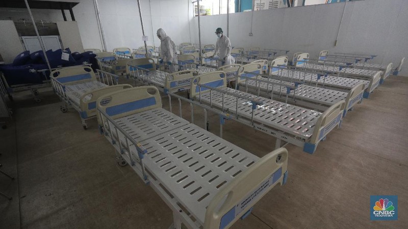 Suasana ruang pasien Covid-19 yang kosong disalah satu Rumah Sakit Umum Daerah (RSUD) di Jakarta, Senin (30/8/2021). Kasus Covid-19 di DKI Jakarta kini mulai terkendali dengan turunnya kasus baru, kasus aktif serta ketersediaan rumah sakit yang mulai menurun. Pantauan CNBC Indonesia dilokasi ruangan kosong terlihat dibeberapa lantai rumah sakit. 
Peti jenazah juga masih tersedia diruang lantai dasar rumah sakit. (CNBC Indonesia/ Tri Susilo)