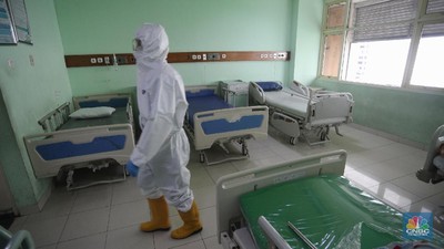 Suasana Ruang Perawatan Covid-19 di RSUD Koja Suasana ruang pasien Covid-19 yang kosong disalah satu Rumah Sakit Umum Daerah (RSUD) di Jakarta, Senin (30/8/2021). Kasus Covid-19 di DKI Jakarta kini mulai terkendali dengan turunnya kasus baru, kasus aktif serta ketersediaan rumah sakit yang mulai menurun. Pantauan CNBC Indonesia dilokasi ruangan kosong terlihat dibeberapa lantai rumah sakit.
Peti jenazah juga masih tersedia diruang lantai dasar rumah sakit. (CNBC Indonesia/ Tri Susilo)