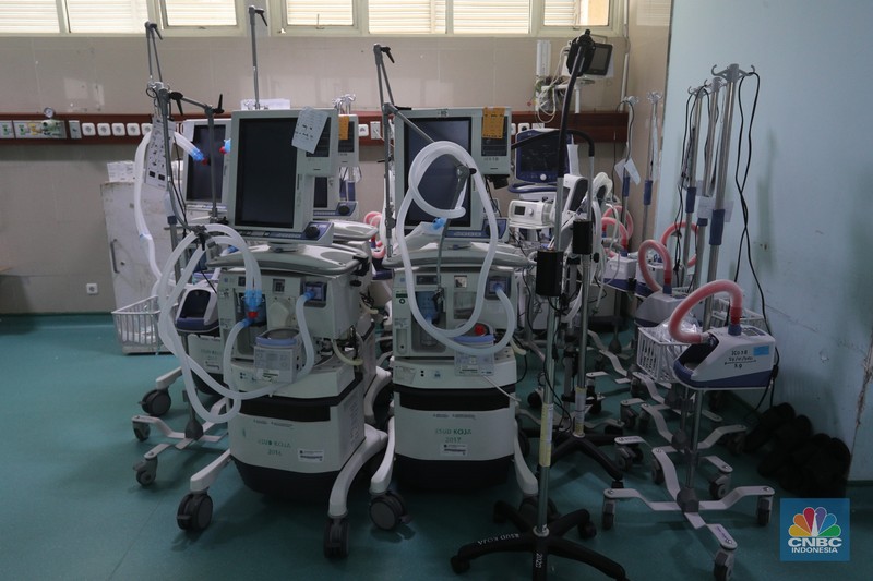 Suasana ruang pasien Covid-19 yang kosong disalah satu Rumah Sakit Umum Daerah (RSUD) di Jakarta, Senin (30/8/2021). Kasus Covid-19 di DKI Jakarta kini mulai terkendali dengan turunnya kasus baru, kasus aktif serta ketersediaan rumah sakit yang mulai menurun. Pantauan CNBC Indonesia dilokasi ruangan kosong terlihat dibeberapa lantai rumah sakit. 
Peti jenazah juga masih tersedia diruang lantai dasar rumah sakit. (CNBC Indonesia/ Tri Susilo)