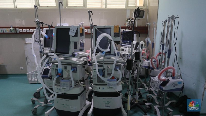 Suasana ruang pasien Covid-19 yang kosong disalah satu Rumah Sakit Umum Daerah (RSUD) di Jakarta, Senin (30/8/2021). Kasus Covid-19 di DKI Jakarta kini mulai terkendali dengan turunnya kasus baru, kasus aktif serta ketersediaan rumah sakit yang mulai menurun. Pantauan CNBC Indonesia dilokasi ruangan kosong terlihat dibeberapa lantai rumah sakit. 
Peti jenazah juga masih tersedia diruang lantai dasar rumah sakit. (CNBC Indonesia/ Tri Susilo)