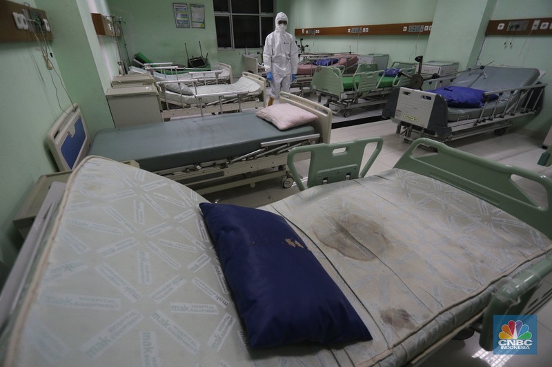 Suasana ruang pasien Covid-19 yang kosong disalah satu Rumah Sakit Umum Daerah (RSUD) di Jakarta, Senin (30/8/2021). Kasus Covid-19 di DKI Jakarta kini mulai terkendali dengan turunnya kasus baru, kasus aktif serta ketersediaan rumah sakit yang mulai menurun. Pantauan CNBC Indonesia dilokasi ruangan kosong terlihat dibeberapa lantai rumah sakit. 
Peti jenazah juga masih tersedia diruang lantai dasar rumah sakit. (CNBC Indonesia/ Tri Susilo)