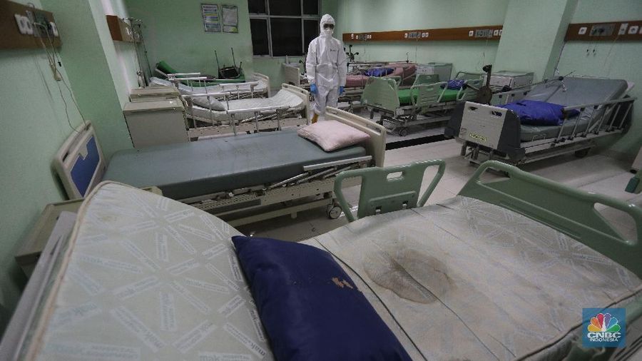 Suasana ruang pasien Covid-19 yang kosong disalah satu Rumah Sakit Umum Daerah (RSUD) di Jakarta, Senin (30/8/2021). Kasus Covid-19 di DKI Jakarta kini mulai terkendali dengan turunnya kasus baru, kasus aktif serta ketersediaan rumah sakit yang mulai menurun. Pantauan CNBC Indonesia dilokasi ruangan kosong terlihat dibeberapa lantai rumah sakit. 
Peti jenazah juga masih tersedia diruang lantai dasar rumah sakit. (CNBC Indonesia/ Tri Susilo)