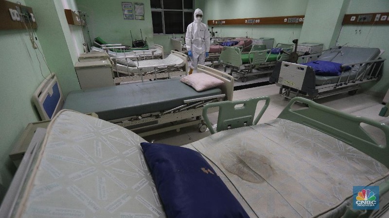 Suasana ruang pasien Covid-19 yang kosong disalah satu Rumah Sakit Umum Daerah (RSUD) di Jakarta, Senin (30/8/2021). Kasus Covid-19 di DKI Jakarta kini mulai terkendali dengan turunnya kasus baru, kasus aktif serta ketersediaan rumah sakit yang mulai menurun. Pantauan CNBC Indonesia dilokasi ruangan kosong terlihat dibeberapa lantai rumah sakit. 
Peti jenazah juga masih tersedia diruang lantai dasar rumah sakit. (CNBC Indonesia/ Tri Susilo)